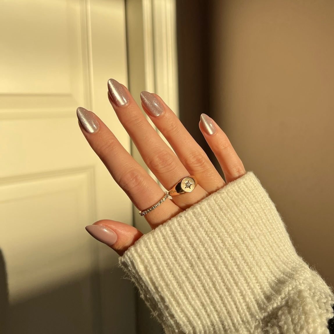 Reusable press-on nails shimmer gold