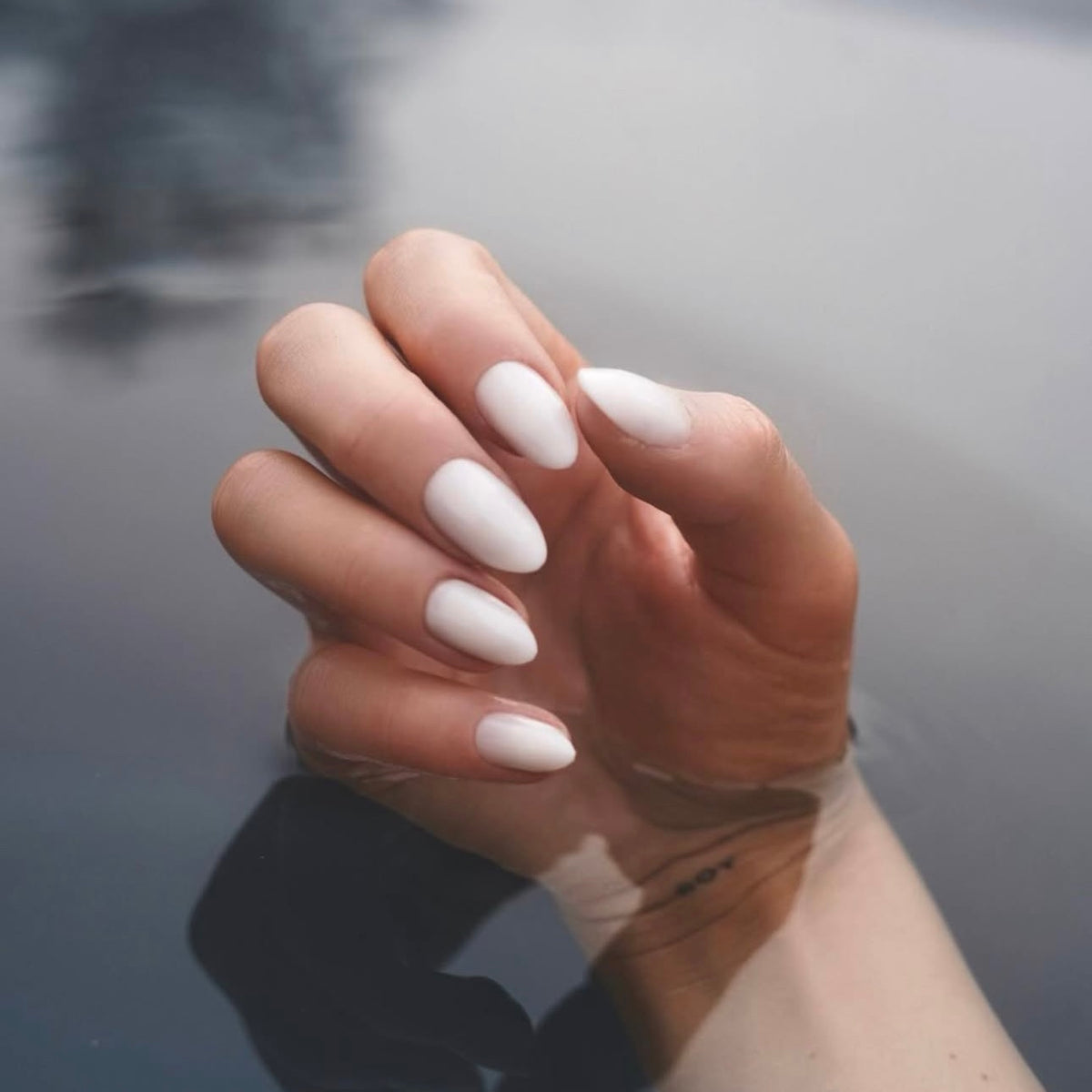 Reusable press-on nails milky